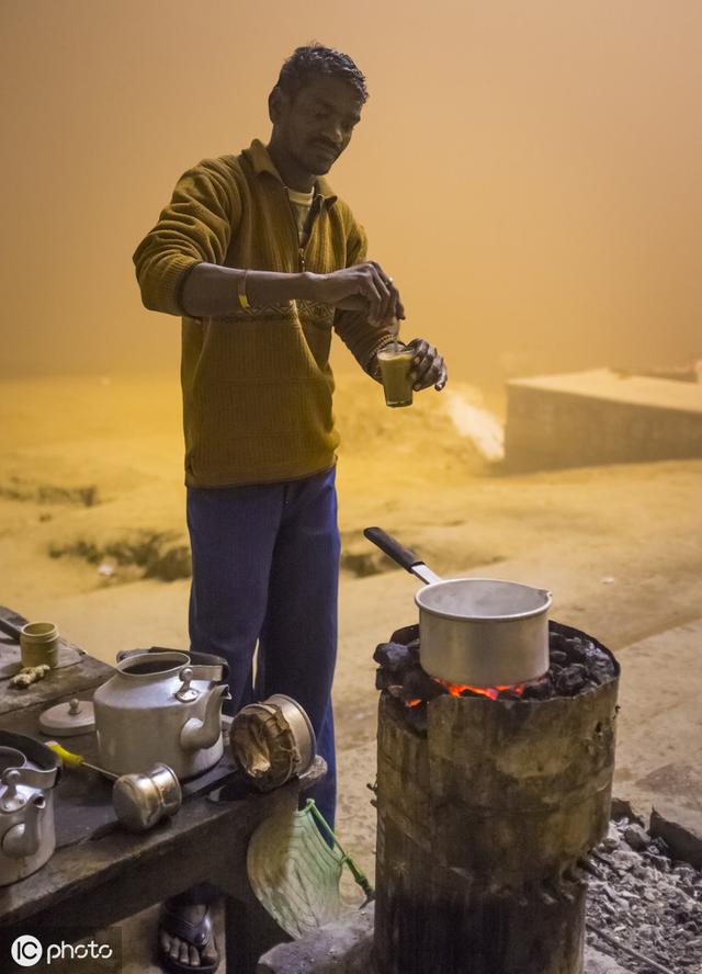 Masala Chai，香料加红茶煮出来的五香茶，印度最古老的奶茶